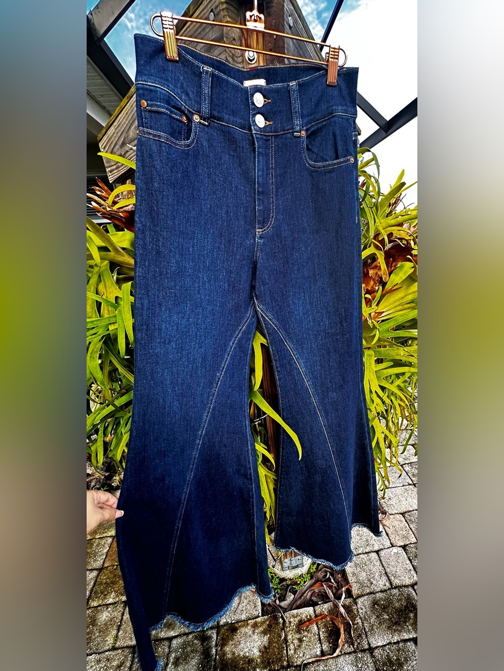 Alice + Olivia High Rise Wide Leg Seamed Bell Jeans in a dark wash S 29 - Picture 6 of 12